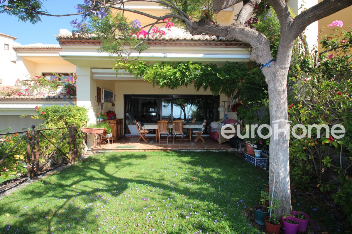 4 bedroom bungalow on the seafront in Villa Gadea urbanization of Altea. Swimming pools and beautiful communal gardens
